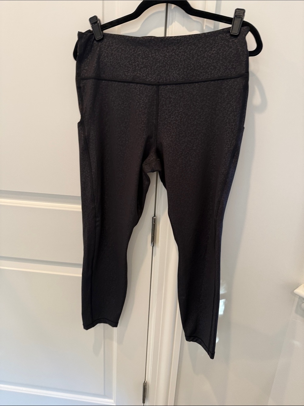 Athleta Black Embossed Ultimate Stash Pocket 7/8 Tight Size L